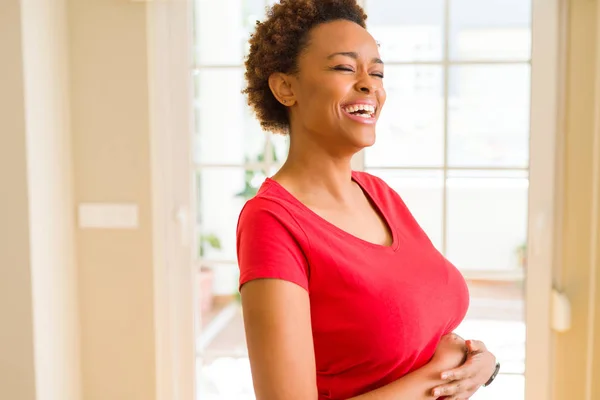 Mooie jonge Afro-Amerikaanse vrouw die lacht vertrouwen om de — Stockfoto