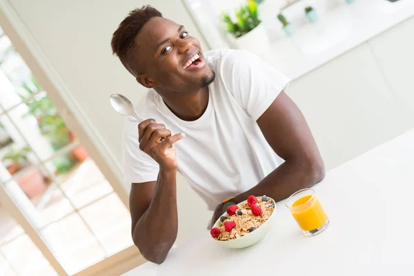 Hombre Afroamericano Guapo Comiendo Cereales Bayas Como Desayuno — Foto de Stock