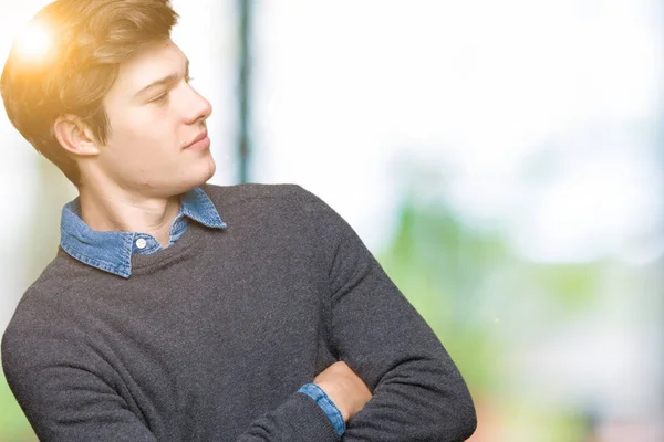 Joven Hombre Elegante Guapo Sobre Fondo Aislado Sonriendo Mirando Lado —  Fotos de Stock