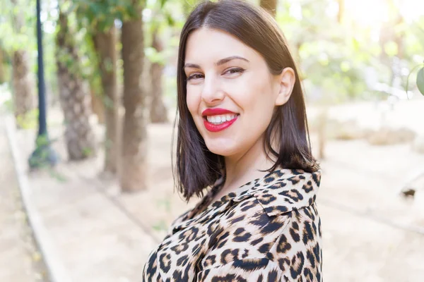 Jovem Mulher Bonita Com Lábios Vermelhos Sorrindo Feliz Jardim — Fotografia de Stock