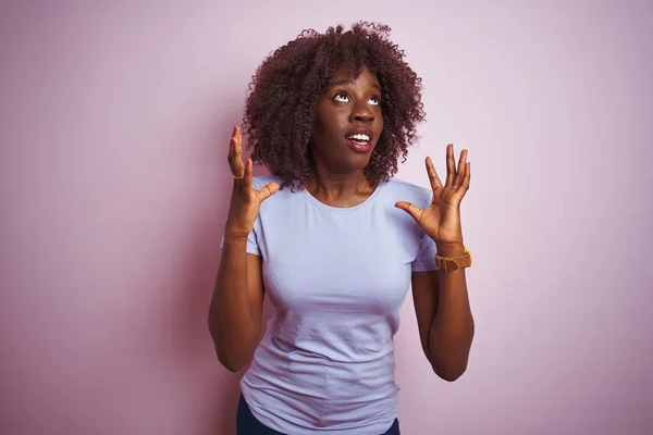 Jonge Afrikaanse Afro Vrouw Dragen Shirt Staande Geïsoleerde Roze Achtergrond — Stockfoto