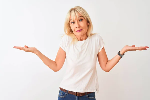 Mulher Meia Idade Vestindo Camiseta Casual Sobre Fundo Branco Isolado — Fotografia de Stock