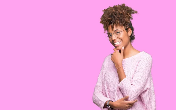 Vackra Unga Afroamerikanska Kvinnan Bär Glasögon Över Isolerade Bakgrund Ser — Stockfoto
