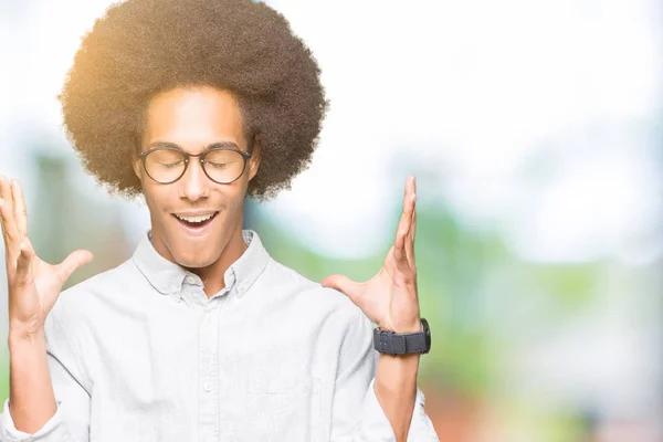 Joven Afroamericano Con Pelo Afro Usando Gafas Celebrando Loco Loco —  Fotos de Stock