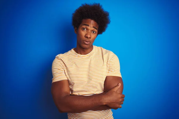 Homem Americano Com Cabelo Afro Vestindo Camiseta Amarela Listrada Sobre — Fotografia de Stock