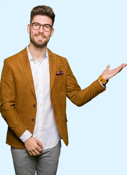 Joven Hombre Negocios Guapo Con Gafas Sonriendo Alegre Presentando Señalando — Foto de Stock