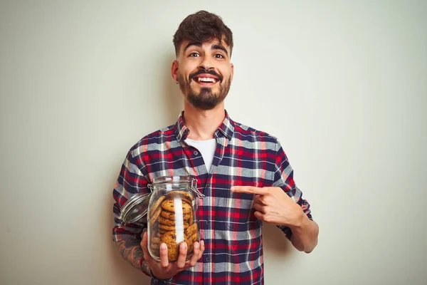 Jonge Man Dragen Badjas Drinken Kopje Koffie Staande Geïsoleerde Witte — Stockfoto