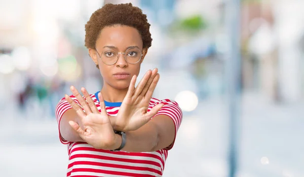 Hermosa Mujer Afroamericana Joven Con Gafas Sobre Fondo Aislado Expresión —  Fotos de Stock