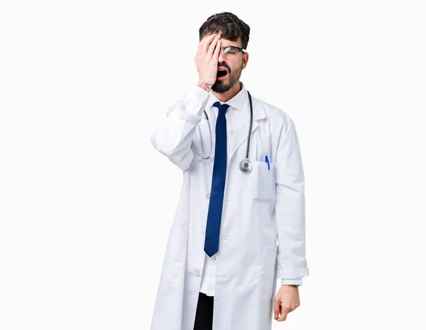 Ung Läkare Man Klädd Sjukhus Kappa Över Isolerade Bakgrund Yawning — Stockfoto