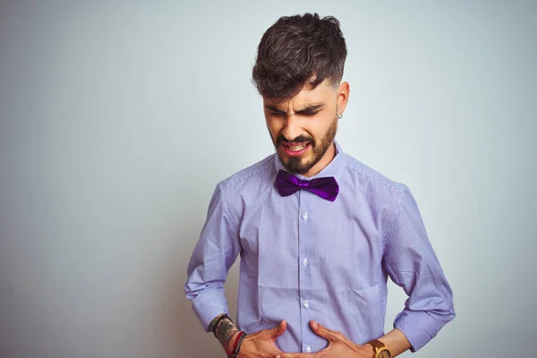 Mladý Muž Tetováním Purpurové Košili Motýlek Izolované Bílé Pozadí Rukou — Stock fotografie
