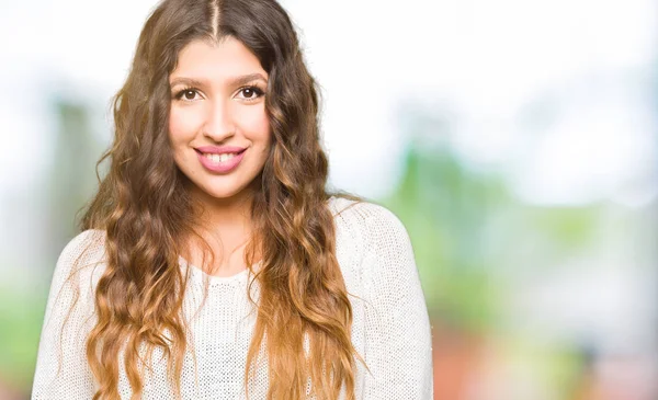 Giovane Bella Donna Indossa Maglione Bianco Mani Insieme Dita Incrociate — Foto Stock