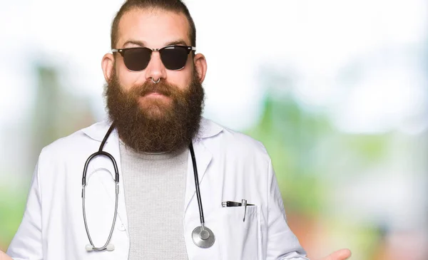 Ung Blond Läkare Man Med Skägg Bär Solglasögon Aningslös Och — Stockfoto