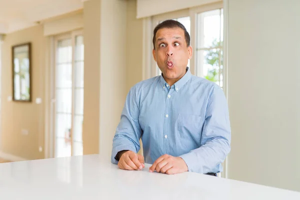 Hombre Mediana Edad Sentado Casa Haciendo Cara Pez Con Labios —  Fotos de Stock