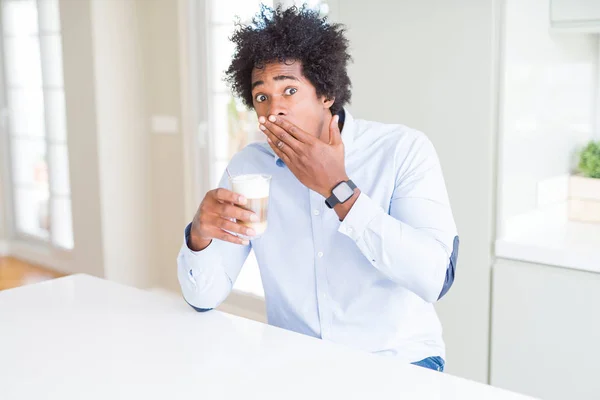 African American Man Met Afro Haar Drinken Van Een Kopje — Stockfoto