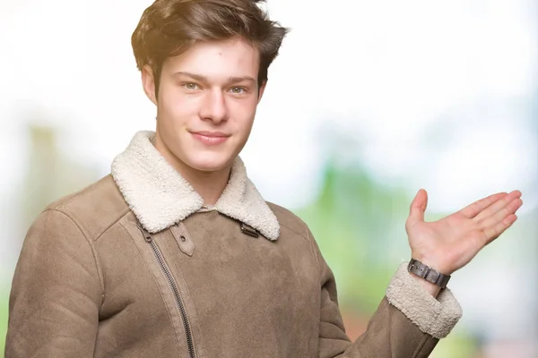 Mladý Pohledný Muž Sobě Zimní Kabát Přes Izolované Pozadí Úsměvem — Stock fotografie