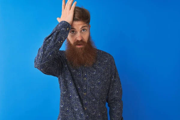 Joven Pelirrojo Irlandés Hombre Con Camisa Verano Floral Pie Sobre —  Fotos de Stock