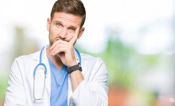Stilig Läkare Man Bär Medicinsk Uniform Över Isolerade Bakgrund Tänkande — Stockfoto