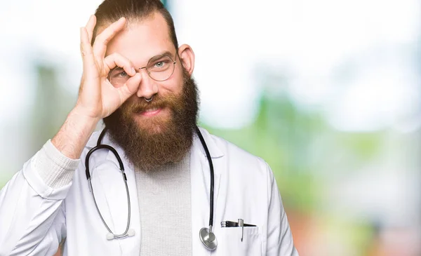 Joven Doctor Rubio Con Barba Usando Abrigo Médico Haciendo Buen — Foto de Stock