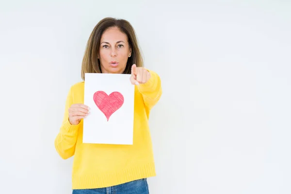 Donna Mezza Età Possesso Carta Regalo Con Cuore Rosso Sfondo — Foto Stock