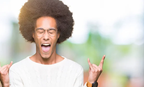 Молодий Афроамериканець Людиною Афро Волосся Окулярах Кричали Crazy Вираз Робити — стокове фото