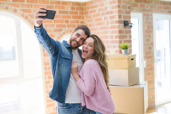 Молода Красива Пара Фотографує Селфі Використовуючи Смартфон Посміхаючись Дуже Щаслива — стокове фото