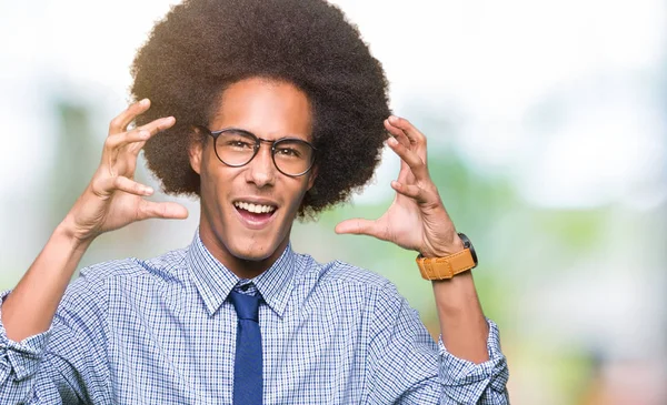 Joven Hombre Negocios Afroamericano Con Cabello Afro Usando Gafas Gritando —  Fotos de Stock