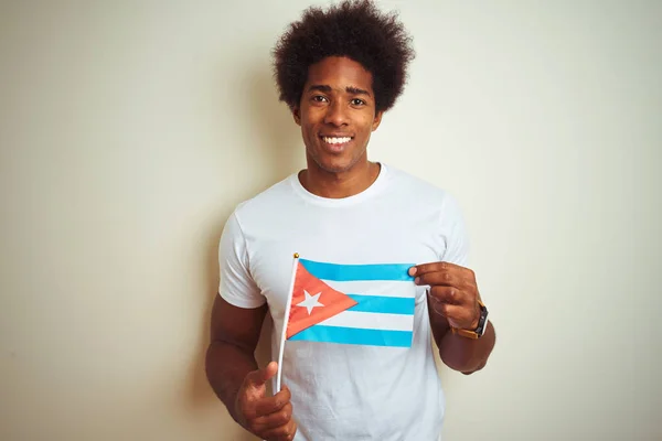 Młody African Amerykański Mężczyzna Trzyma Kubę Kubańską Flagę Stojąc Białym — Zdjęcie stockowe