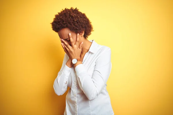 孤立した黄色の背景を覆うアフリカ系アメリカ人ビジネスウーマンは 泣きながら手で顔を覆う悲しい表情を浮かべていた うつ病の概念 — ストック写真