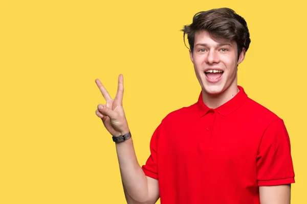 Homem Bonito Jovem Vestindo Camiseta Vermelha Sobre Fundo Isolado Sorrindo — Fotografia de Stock