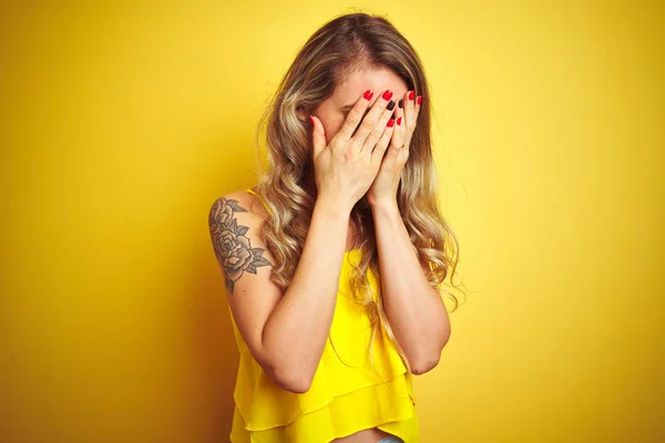 Jeune Femme Attactive Portant Shirt Debout Sur Fond Jaune Isolé — Photo