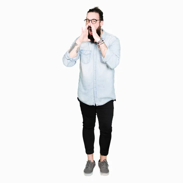 Homem Jovem Hipster Com Cabelos Longos Barba Usando Óculos Grito — Fotografia de Stock