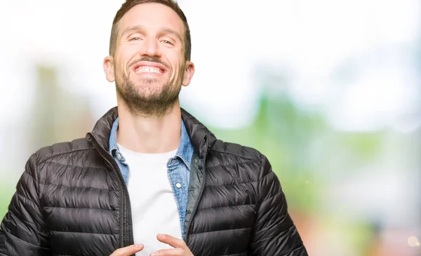 Beau Homme Vêtu Manteau Hiver Les Mains Ensemble Les Doigts — Photo