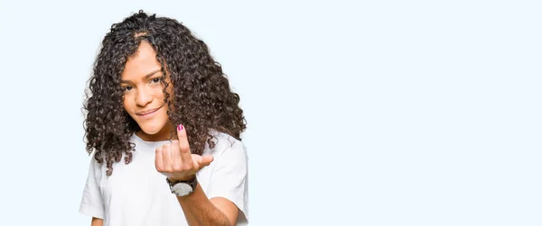 Jeune Belle Femme Aux Cheveux Bouclés Portant Shirt Blanc Beckoning — Photo