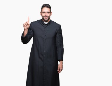 Genç Hıristiyan rahip ve kendinden emin ve mutlu gülümseyerek süre parmak numaralı yukarıyı gösteren izole arka plan üzerinde.