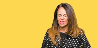 Çünkü mide üzerinde el ile moda ceket giyen güzel orta yaş kadın hazımsızlık, ağrılı hastalık hasta hissediyor. Ağrısı kavramı.