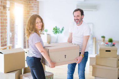 Orta yaş Senior çift yeni bir eve hareket, karton boks tutuyordum mutlu aşık Apartmant ile
