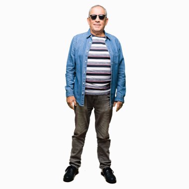 Yüzünde denim ceket ve mutlu ve güzel bir gülümseme ile güneş gözlüğü takan yakışıklı komuta sizde. Şanslı kişi.