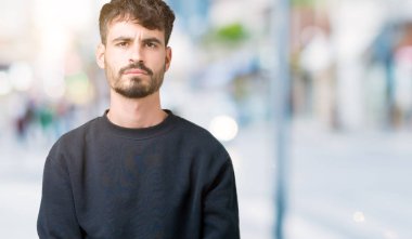İzole arka plan şüpheci ve sinir, papatyanın üzgün sorun nedeniyle genç yakışıklı adam. Negatif kişi.