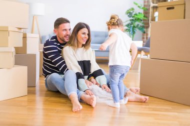 Yeni evde çocuk ile güzel famiily 