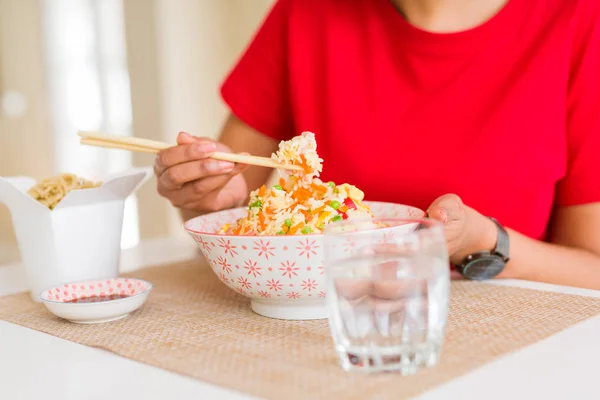 Close up de mulher comer arroz asiático usando pauzinhos — Fotografia de Stock