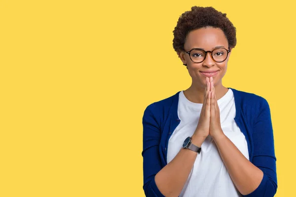 Jovem Bela Mulher Afro Americana Vestindo Óculos Sobre Fundo Isolado — Fotografia de Stock