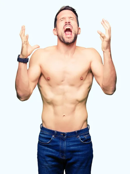 Hombre Guapo Sin Camisa Mostrando Pecho Desnudo Celebrando Loco Loco —  Fotos de Stock