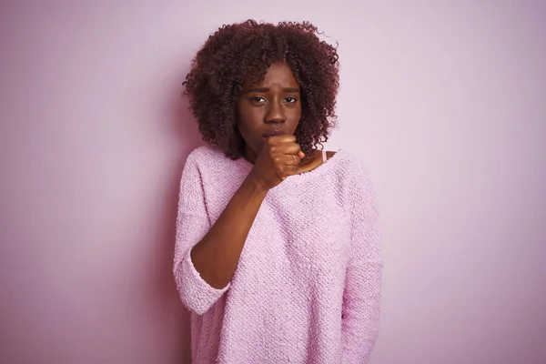 Mladá Africká Afro Žena Nosí Svetr Stojící Nad Izolovaným Růžovým — Stock fotografie