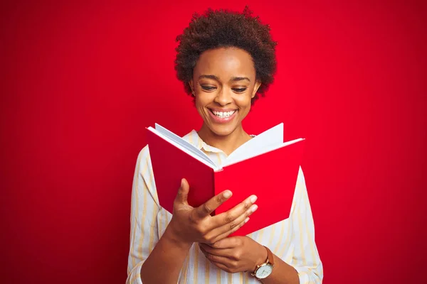 Mujer Afroamericana Leyendo Libro Sobre Fondo Rojo Aislado Con Una —  Fotos de Stock