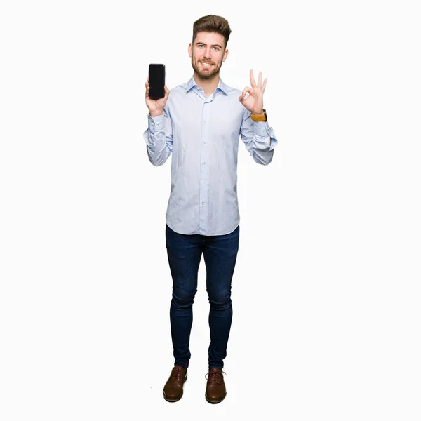 Junge Gut Aussehende Mann Geschäft Zeigt Smartphone Bildschirm Tun Zeichen — Stockfoto