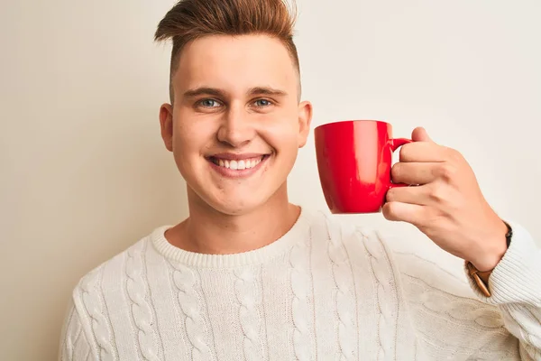 Junger Gutaussehender Mann Der Eine Rote Tasse Kaffee Trinkt Steht — Stockfoto