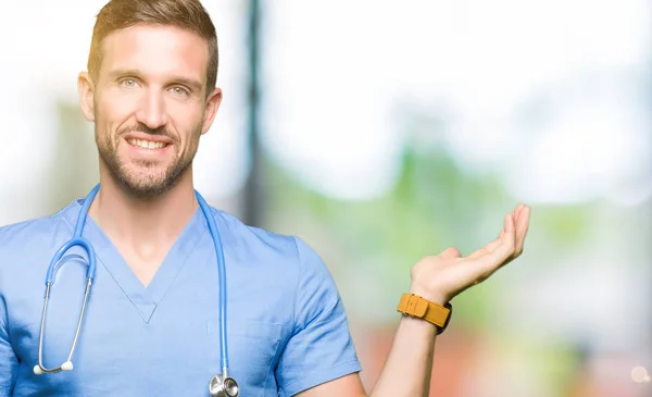 Knappe Dokter Man Medische Uniform Dragen Geïsoleerde Achtergrond Lacht Vrolijk — Stockfoto