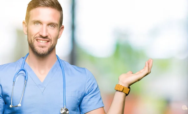 Bello Medico Uomo Indossa Uniforme Medica Sfondo Isolato Sorridente Allegro — Foto Stock