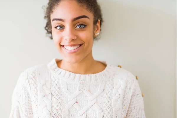 Mooie Jonge Afro Amerikaanse Vrouw Met Afro Haar Dragen Casual — Stockfoto
