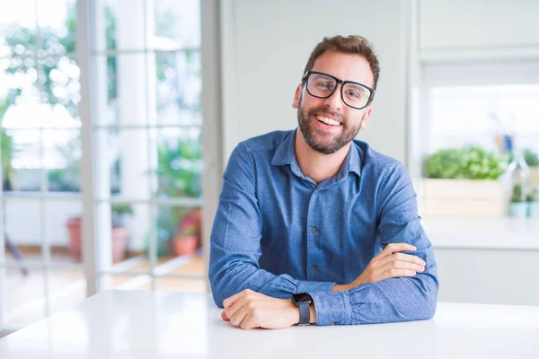 Hombre guapo con gafas y sonriendo relajado en la cámara —  Fotos de Stock